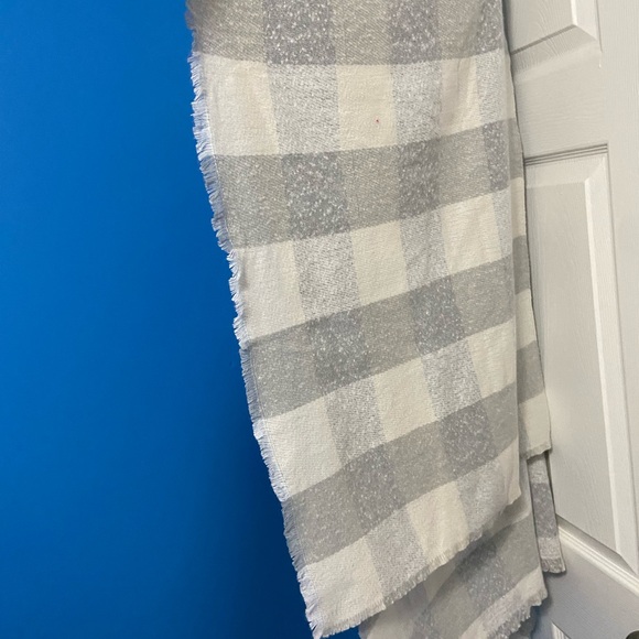 Old Navy Gray and White Plaid Shawl / Wrap - Picture 7 of 13